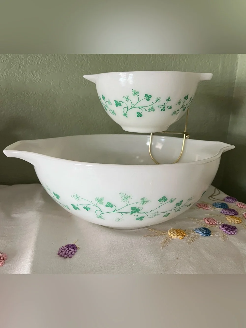 Vintage 1964 Pyrex promotional Cinderella chip-and-dip set green ivy